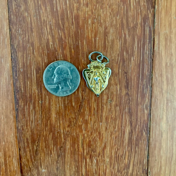 Vintage Gucci Crest Shield Knight Charm Gold - Picture 3 of 3